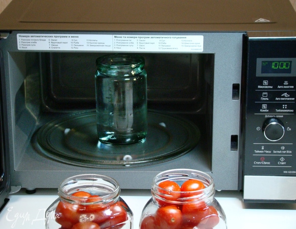 При помощи СВЧ-печи Panasonic NN-GD39HSZPE вскипятить воду. При мощности 1000 Вт это происходит буквально за 5 минут.