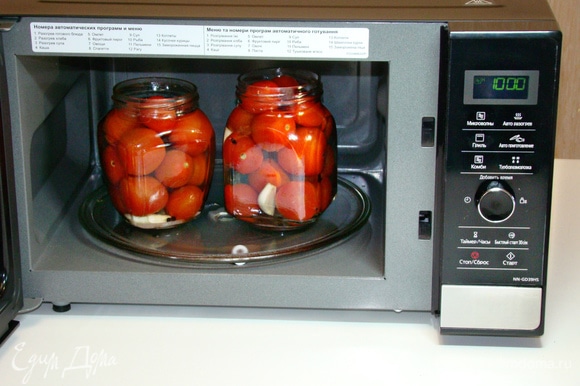 Кипящей водой залить помидоры и поставить в СЧВ-печь. При 1000 Вт довести до кипения. Вода закипела через 4–5 минут.