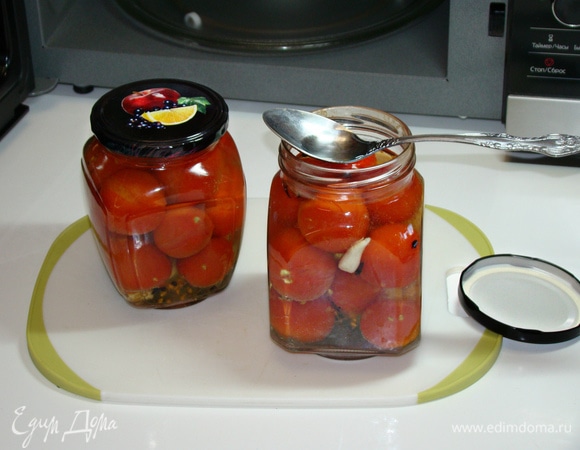 В каждую банку влить по 1 чайной ложке уксуса и закрыть.