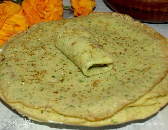 Готовые блины складываем стопкой. Каждый блин смазываем сливочным маслом. Подаем со сметаной.