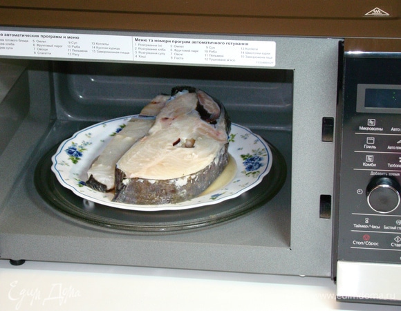 По истечении этого времени рыба была, к сожалению, не полностью разморожена, поэтому я добавила дополнительное время размораживания — еще 4 минуты.