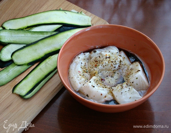 С рыбы снять кожицу, нарезать на крупные куски и замариновать в смеси соевого соуса, 1 ст. л. растительного масла и специй. Цукини нарезать на длинные тонкие слайсы.