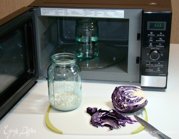 Пока маринуется рыба, приготовим гарнир — цветной рис. Для этого при полной мощности в 1000 Вт вскипятить 1 стакан воды (в течение 3 минут) в СВЧ- печи Panasonic NN-GD39HSZPE и кипятком залить промытый рис.