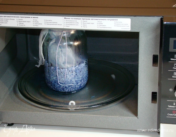 Варить рис при полной мощности СВЧ-печи Panasonic NN-GD39HSZPE в течение 10 минут.