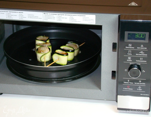 Запекать шашлычки при режиме «Гриль» в течение 10–12 минут.