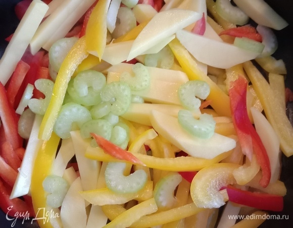 Берем сковороду с высокими бортами, чтобы не запачкать нашу плиту, добавляем оливковое масло (можно растительное), разогреваем. Далее начинаем тушить-жарить нарезанные перцы, картошку и сельдерей. Готовим их примерно до уровня альденте.