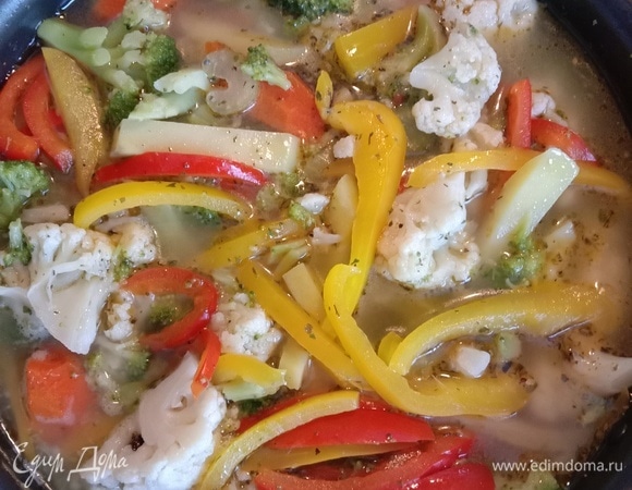 На этом этапе добавляем к нашим овощам в сковороде брокколи, цветную капусту и морковь из бульона. В течение минуты перемешиваем их для того, чтобы они «поженились» и добавляем аккуратно половником заранее сделанный бульон. Бульон заливаем так, чтобы он покрыл овощи, но не полностью. Засыпаем зиру и итальянские травы, можно добавить щепотку соли, если не хватает. Ждем, пока содержимое закипит, буквально минут 10 тушим на небольшом огне — так мы соединяем вкусы.