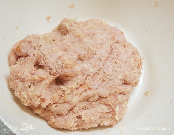 Из филе индейки сделать фарш, пропустив через мясорубку дважды. Добавить соль и свои любимые специи по вкусу. Добавить замоченный в молоке хлеб, сливки и растопленное сливочное масло. Все хорошо вымесить.