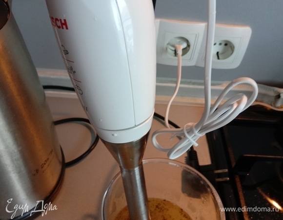 Берем блендер, специальный стакан для него (можно и другую емкость), заливаем половником наш суп и делаем суп-пюре с помощью техники. Все легко и просто! Должна получиться пюреобразная смесь.