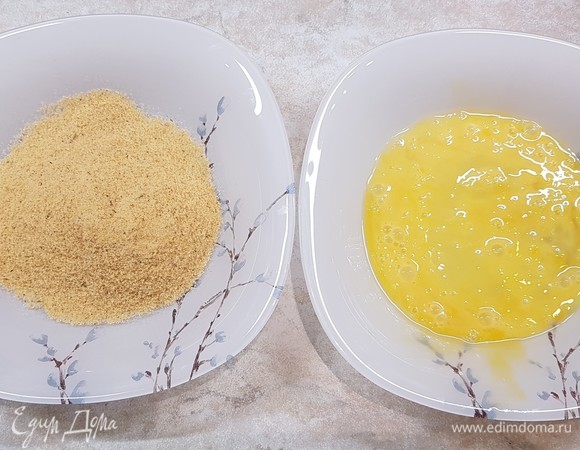 Приготовить две глубокие тарелки. В одну всыпать панировочные сухари, а в другую разбить яйцо.