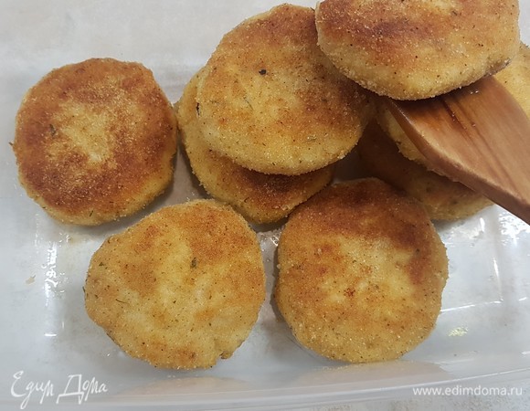 Жарить на подсолнечном масле до румяной корочки.