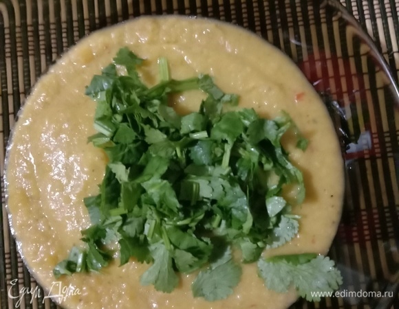 Выкладываем суп на тарелку и украшаем нотками кинзы и петрушки. Блюдо готово, можно подавать с гренками или тостами. Приятного аппетита!