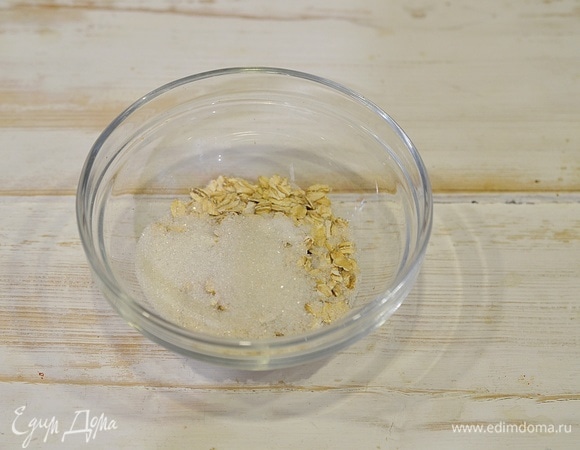 В посуде для приготовления каши смешайте хлопья и немного сахара по вкусу, добавьте щепотку соли.