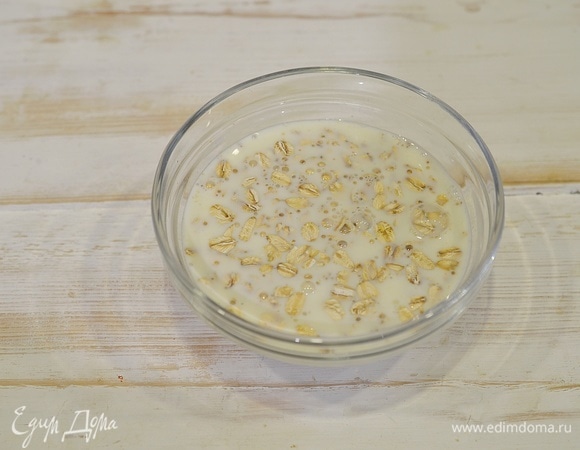 Залейте молоком.