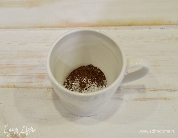 В чашку для приготовления кофе добавьте молотый кофе и сахар по вкусу.