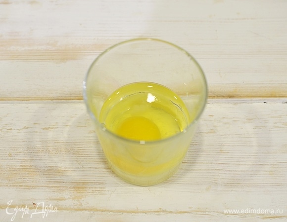 Вбейте яйцо и немного посолите.