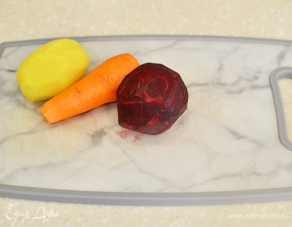 Овощи, кроме огурцов, вымойте и почистите.