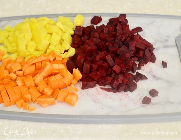 Нарежьте сырые овощи кубиком.