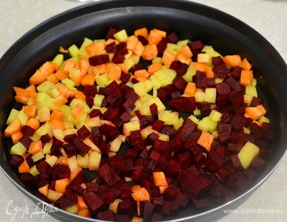 Выложите в посуду для приготовления в микроволновой печи. Я использую комплект Steam Plus Pot, но это может быть любая посуда, которую можно использовать в микроволновой печи.