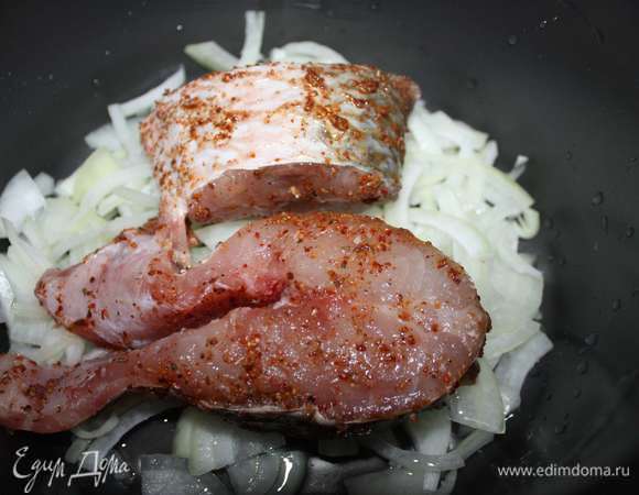 Далее выложить рыбу.