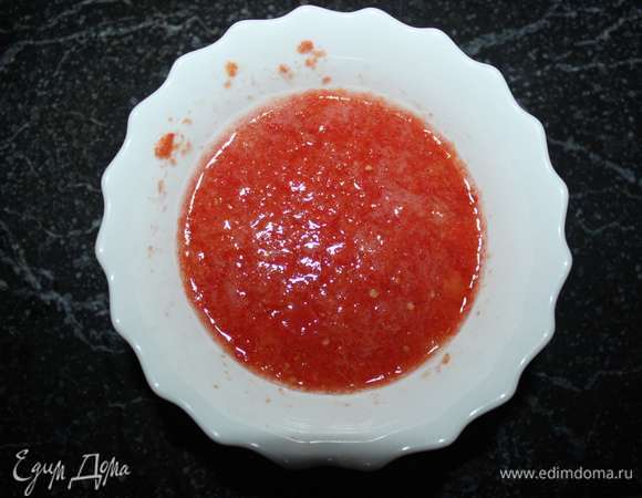 Томатное пюре можно подготовить из свежих или замороженных помидоров.