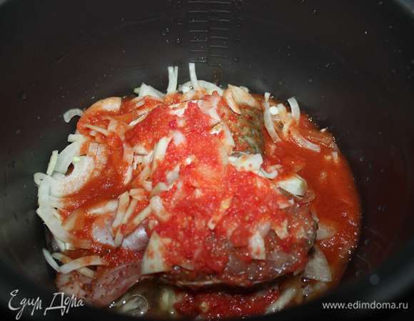 На рыбу выложить оставшийся лук и залить все томатным пюре.