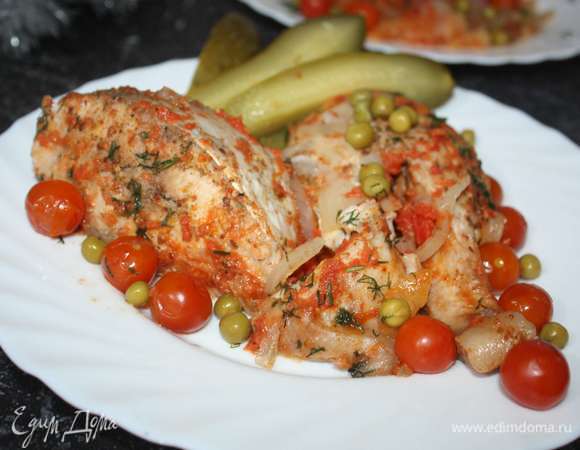 Готовую рыбу выложить на блюдо.