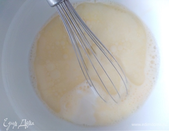Соединить все жидкие ингредиенты вместе: молоко, яйца, сметану и растительное масло. Немного перемешать венчиком.