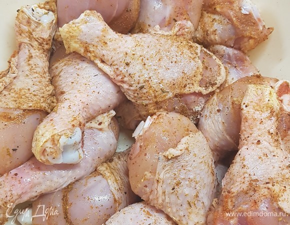 Голени промыть, просушить. Натереть солью и любимыми специями. Положить в форму для запекания и готовить в духовке до готовности при температуре 200°C.