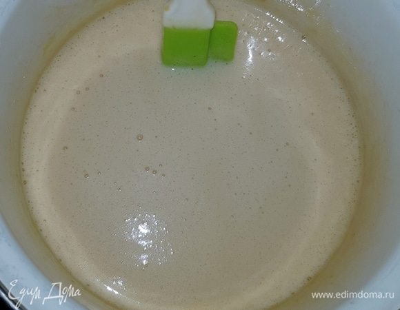 Всыпаем соду и помешиваем еще 5 минут. Снимаем кастрюлю с огня.