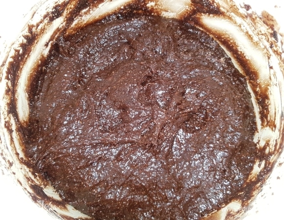 Всыпаем просеянные муку с разрыхлителем и какао, тщательно перемешиваем. Муку сразу всю не добавлять, ее может понадобиться меньше. Тесто остудить и убрать в холодильник хотя бы на 2 часа, а лучше на ночь.