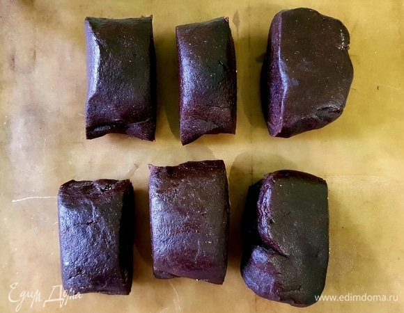 Тесто разделить на 6 частей.