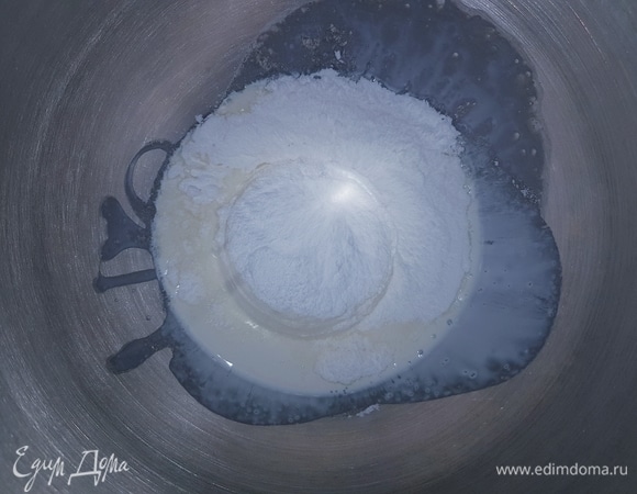 Теперь приготовим крем. Заранее охладить в морозилке чашу для взбивания и венчик. Выложить все ингредиенты для крема и взбивать на максимальной скорости в течение 5 минут.