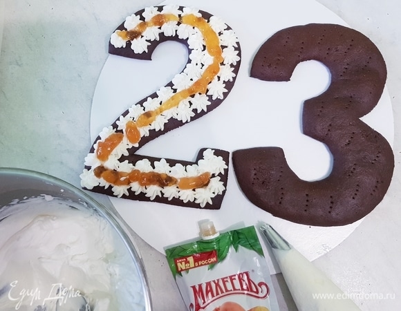 В кондитерский мешок выложить крем, отсадить его на первый корж, середину украсить джемом ТМ «МахеевЪ». Так поступить и со вторым коржом (слоем). Дать постоять торту в холодильнике 2–3 часа, а лучше — ночь.