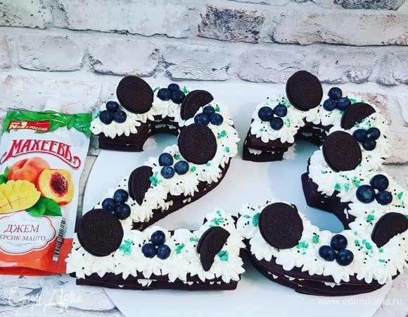 Верхний корж украсить голубикой и печеньем.