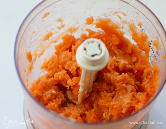 Для начала подготовим рыбу, нам потребуется 250 г филе красной рыбы. Пропустим рыбу через мясорубку или измельчим блендером.