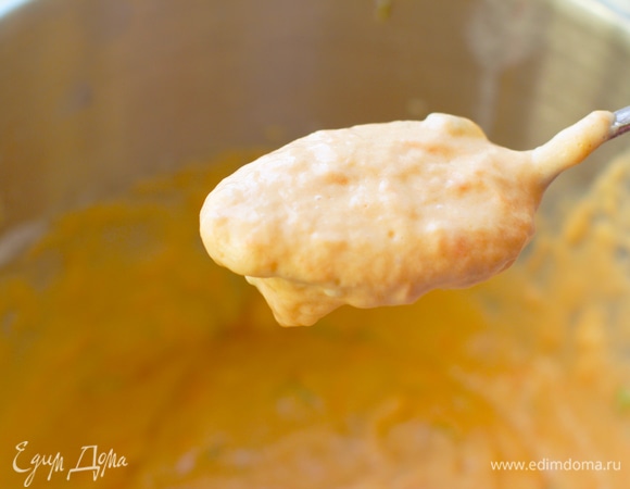 Смешать все ингредиенты, добавить приправу для рыбы или белый лимонный перец по желанию. Дать тесту постоять 15 минут. Муки сначала положить 120 г, затем по необходимости можно досыпать. Если получится слишком жидко тесто, можно добавить еще муки. По консистенции оно должно напоминать тесто для оладий. Количество муки зависит от густоты кефира, сметаны и водянистости рыбы.