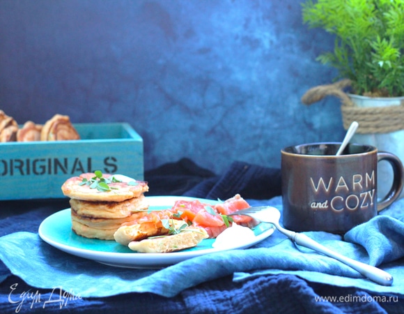 Сковороду смазываем растительным маслом. Примерно по 2 ст. л. теста кладем на сковороду, огонь средний или чуть ниже. Я жарю на 2–3 из 6. Оладушек должен покрыться пузырьками при жарке с первой стороны. Иначе в конце он осядет.