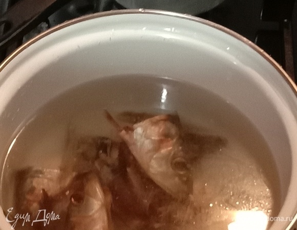 Берем обычные рыбные головы, обрезки, потроха. Здесь важный момент — они должны быть от соленой селедки, не сырой ни в коем случае. Закидываем их в кастрюлю, доводим до кипения и 10–15 минут варим на медленном огне, добавив соль, перец по вкусу.