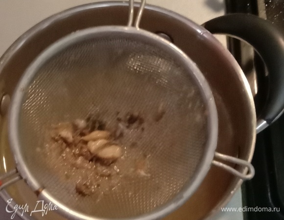 Далее готовый бульон процеживаем через сито в другую кастрюлю. Все остатки рыбы выкидываем — они сделали свое дело.