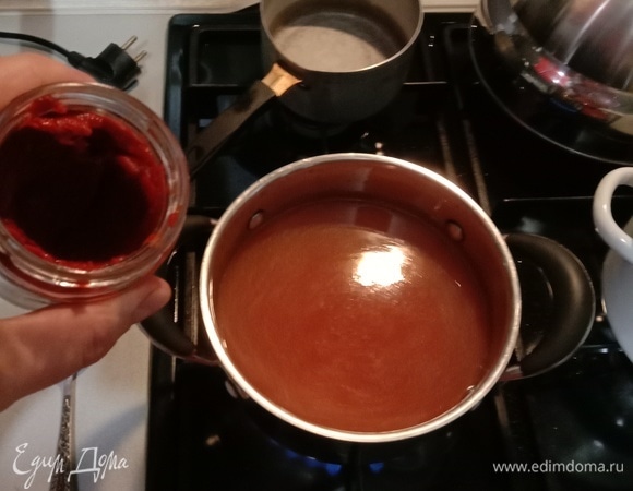 В чуть кипящий бульон добавляем томатную пасту — она придаст цвет и элегантные нотки вкуса. Добавляем измельченный чеснок и варим примерно 15 минут на небольшом огне. Нужно дать пасте дойти до состояния, когда она раскроет все свои вкусовые качества и избавится в первую очередь от ненужной нам кислоты.