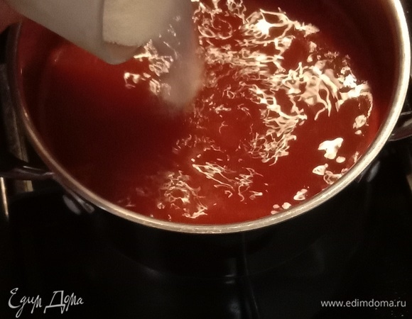 Начинаем постепенно добавлять манную крупу в бульон. Добавляем небольшими порциями и тщательно перемешиваем, чтобы не образовались комочки, которые в последствии испортят вид икринок и будут больше напоминать клецки.