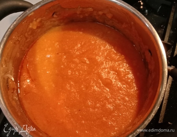 Как понять, что все готово? Бульон прилично загустеет, станет тяжело его мешать. И само собой — никаких комочков. Икру лучше накладывать на тосты. Икрой данное блюдо называется, потому что бульон в сочетании с манной крупой действительно приобретает форму икринок.