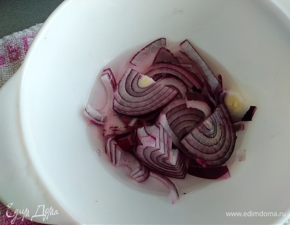 Лук нарезать полукольцами и замариновать в уксусе на 10 минут. 2 ложки уксуса нам потом пригодятся для заправки.