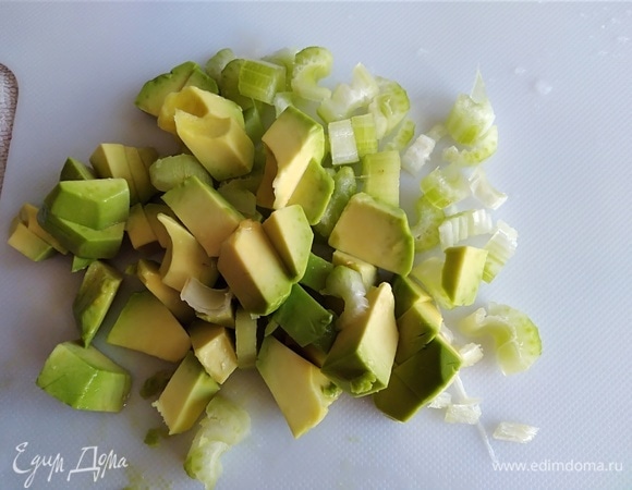 Авокадо, сельдерей и помидор нарезать кубиками.