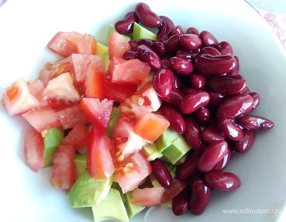 Соединить все в миске. Фасоль промыть холодной водой и добавить в салатник.