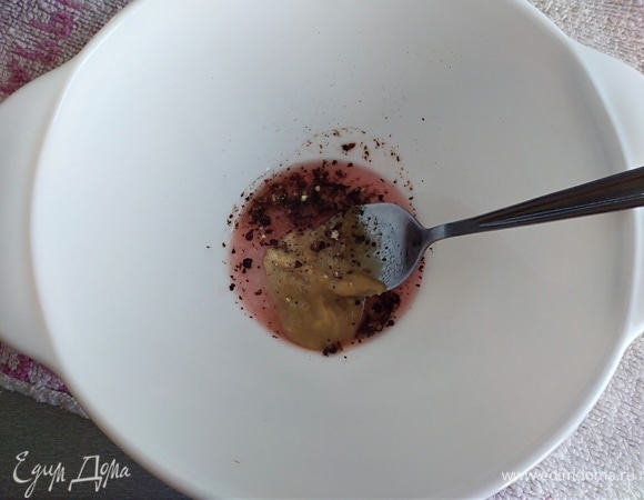 Соединить соль, уксус, перец и горчицу. Растереть.