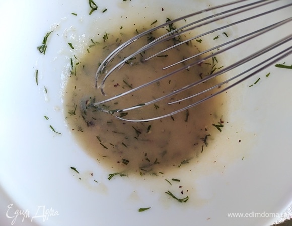 Помаленьку вливать масло, взбивая при этом венчиком, до получения эмульсии. Добавить зелень по вкусу.