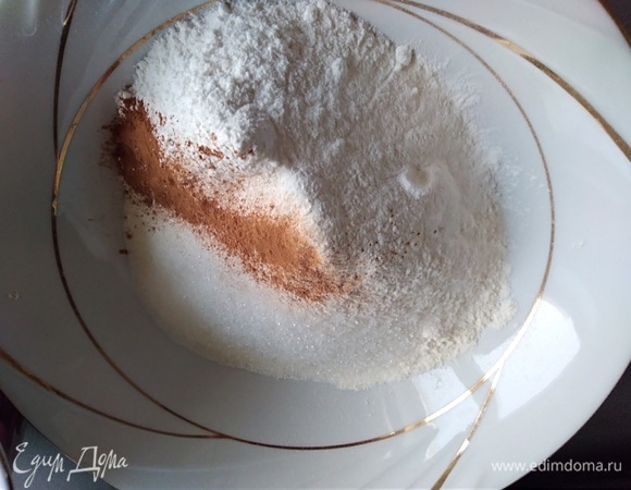 Отдельно соединить сухие: оба вида муки, сахар, разрыхлитель и корицу по вкусу (можно добавить ванилин).