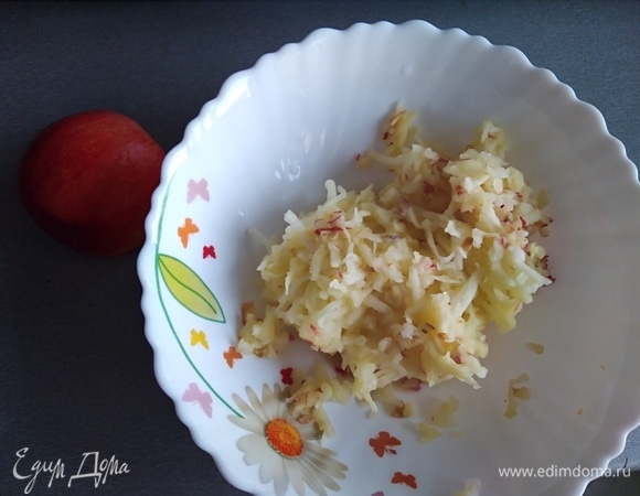 Яблоки почистить и натереть на крупной терке.